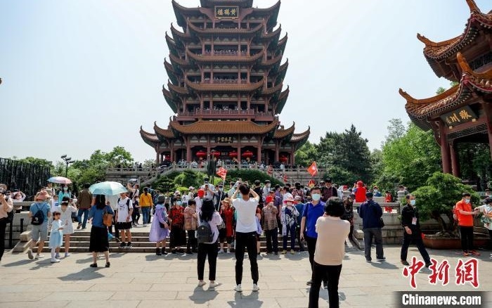 Trung Quốc lo chống dịch Covid-19 khi có tới 230 triệu người đi du lịch dịp lễ 1/5